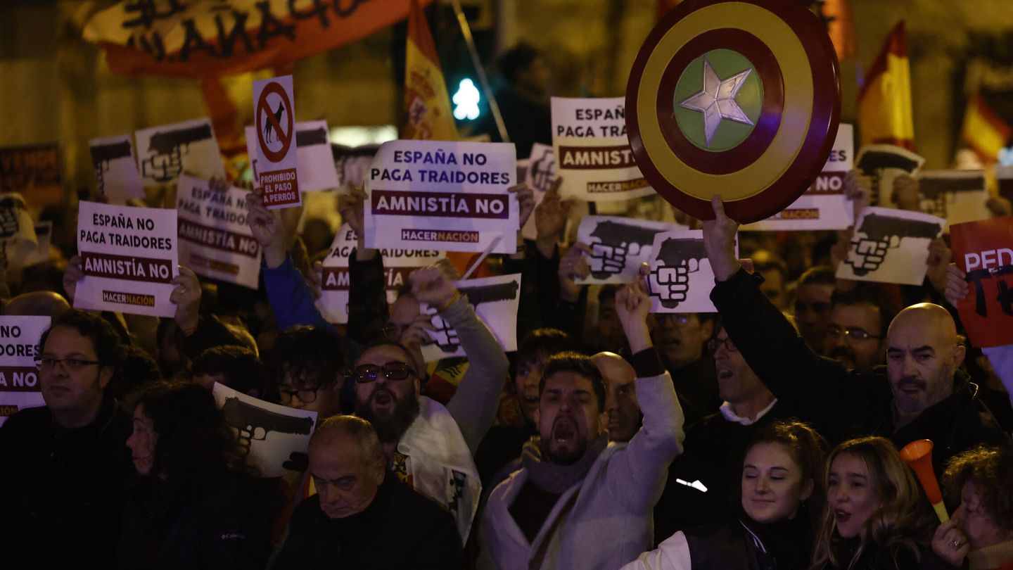 Varias personas muestran pancartas contra el Gobierno. (EFE / Sergio Pérez) 