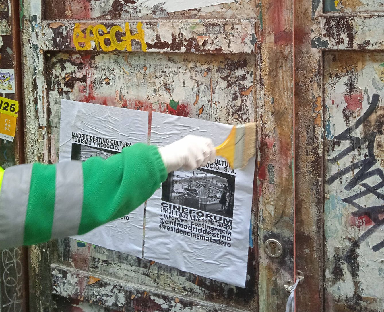 Colocando el cartel del documental en calles de Madrid. (G.M.)