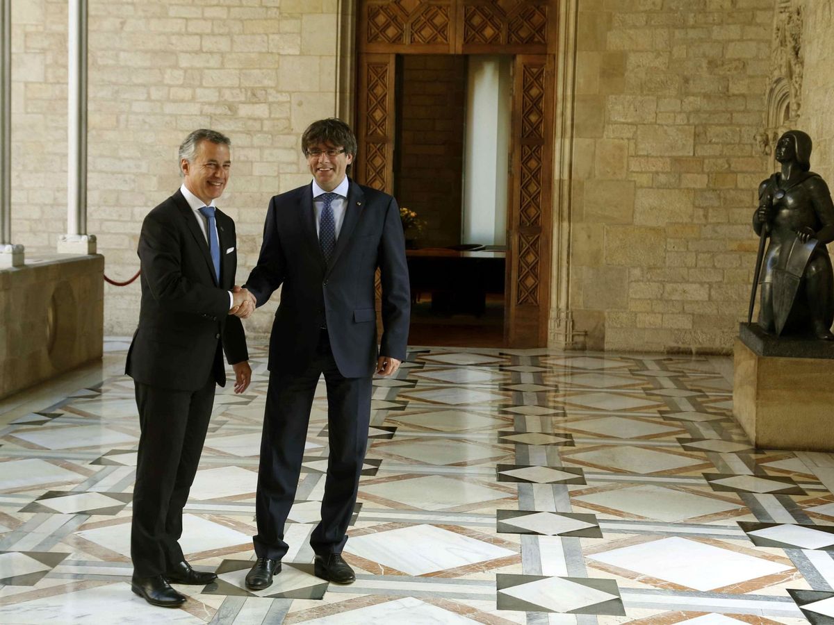 Foto: Iñigo Urkullu y Carles Puigdemont, tras su reunión en 2017. (EFE/Toni Albir)