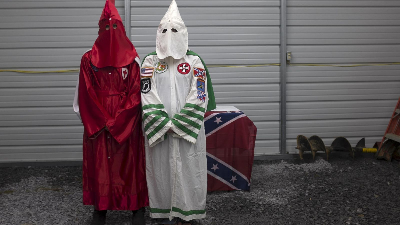 Foto: Mujeres de los Caballeros Blancos de Virgil Griffin, asociados al KKK, posan en una granja en Carter County, Tennessee, el 4 de julio de 2015 (Reuters).  