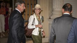 La infanta Elena recupera su seña de identidad de estilo para compartir plan en Sevilla con Enrique Ponce