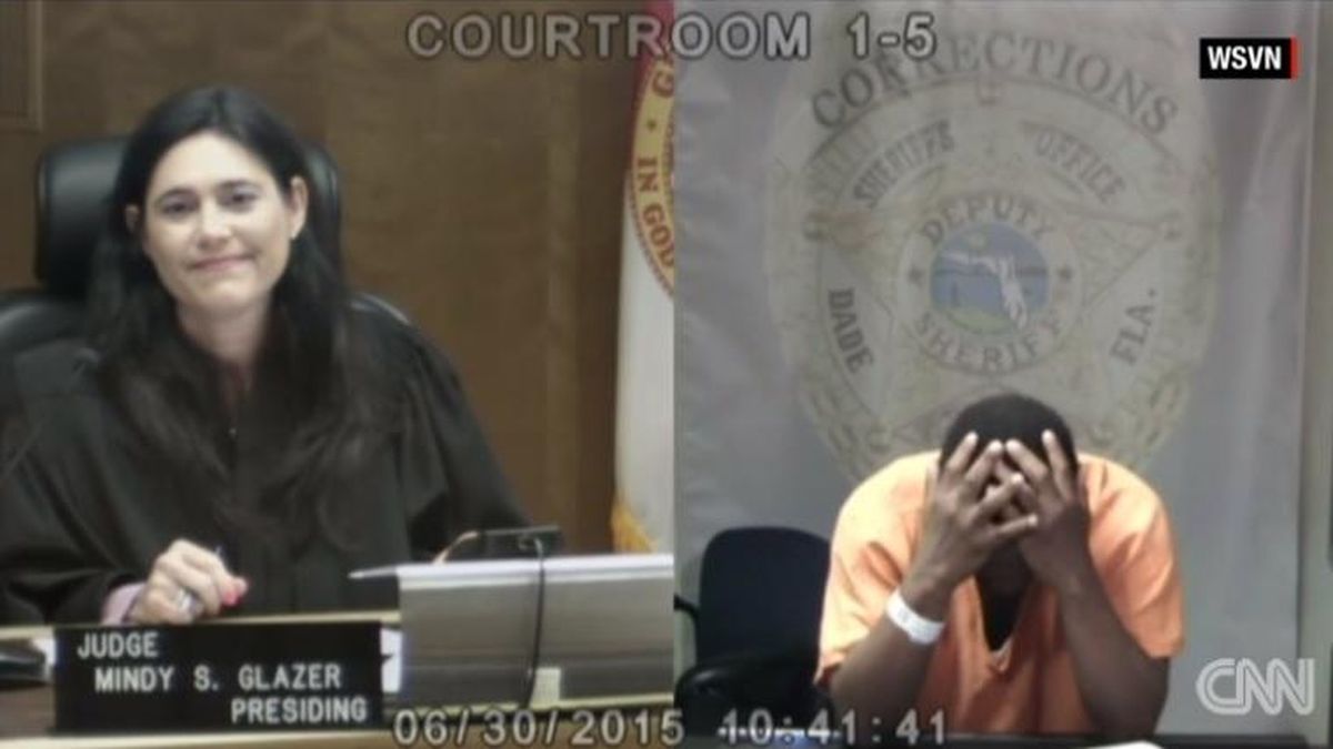 El emotivo reencuentro de una jueza con un preso que fue compañero suyo de colegio