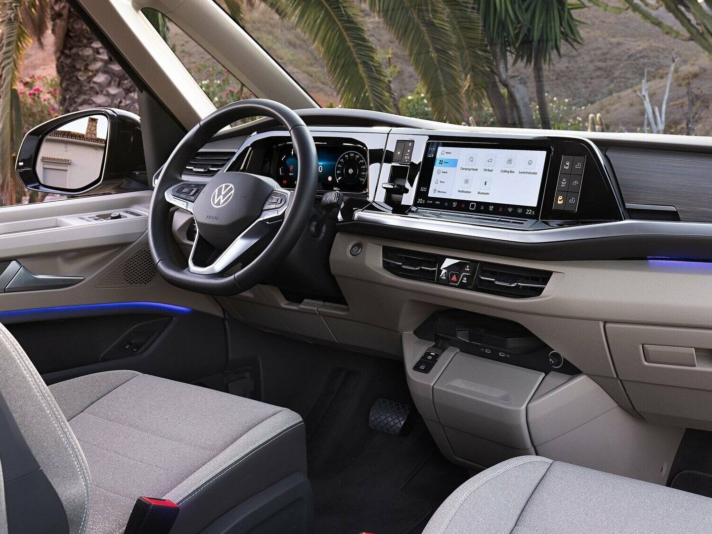Comparte interior con el Multivan donde prima la tecnología y la funcionalidad. 