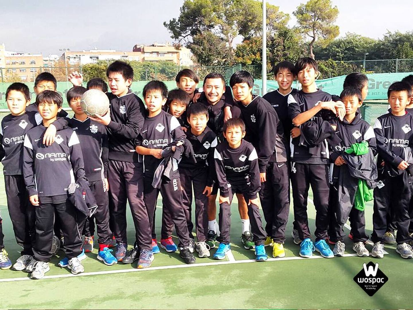 Gao en una de sus actividades con escuelas de fútbol infantil en China. (Wospac)