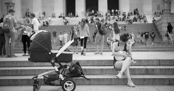 Foto: Una madre dando el pecho en el memorial de Lincoln en Washington | iStock