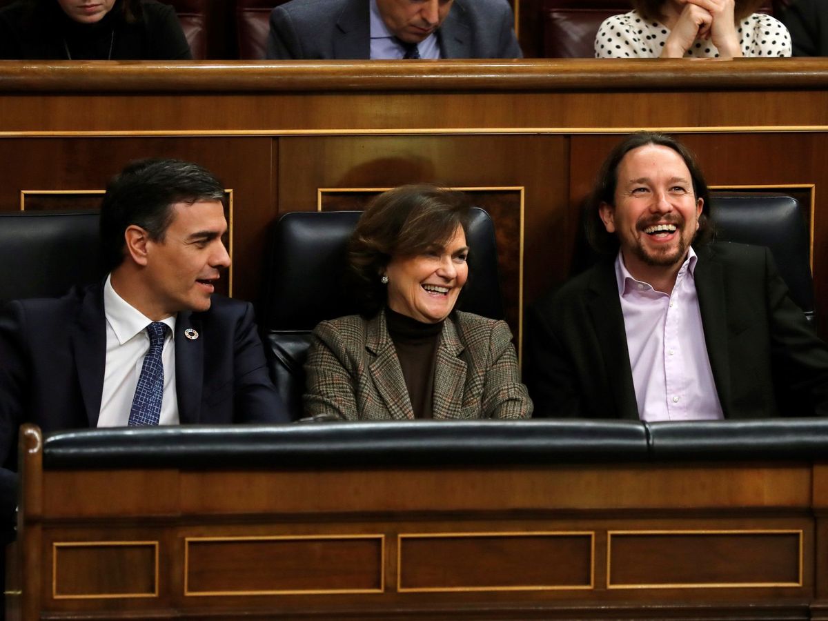 Foto: Pedro Sánchez, Carmen Calvo y Pablo Iglesias, en el pleno del Congreso. (EFE)