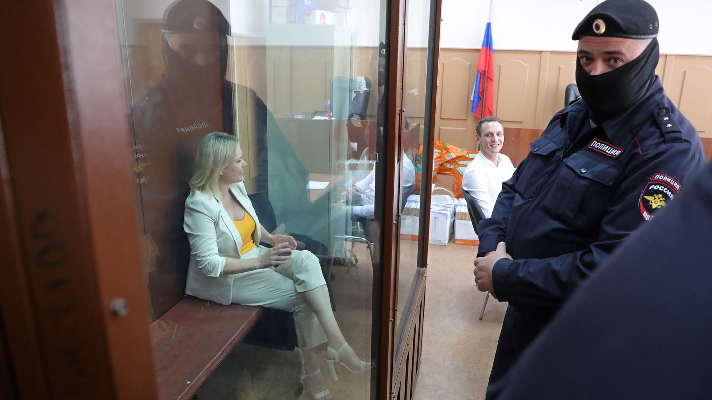La ex periodista rusa de Channel One TV, Marina Ovsyannikova, se sienta dentro de una jaula de vidrio antes de una audiencia en el tribunal de distrito de Basmanny en Moscú, Rusia, el 11 de agosto de 2022. (EFE/EPA/Maxim Shipenkov)