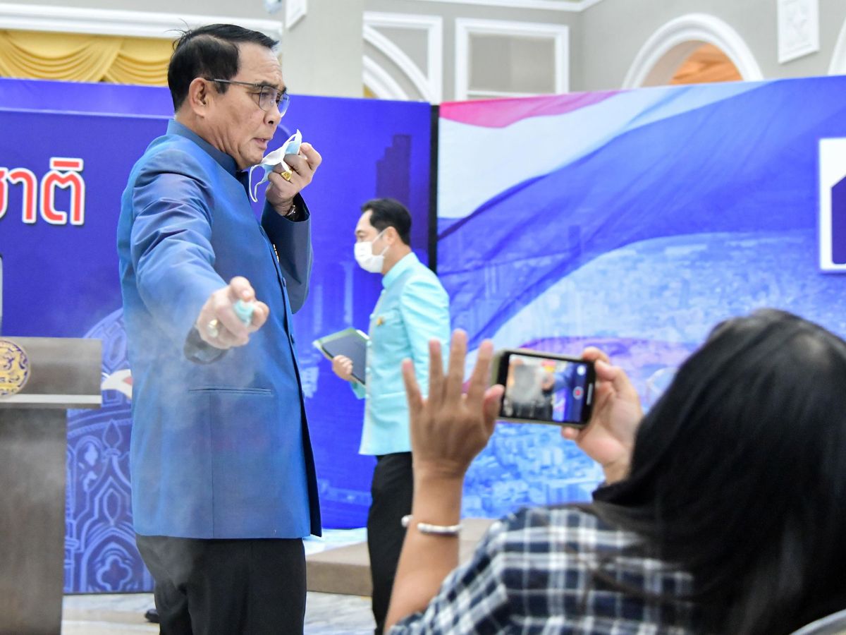 Foto: Prayuth Chan-ocha es famoso por sus bromas, aunque a veces arremete contra los asistentes a las ruedas de prensa (Thai Government House Handout via Reuters)