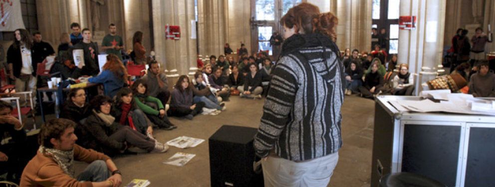 Foto: La UB deja encerrarse a los estudiantes para que “no tomen violentamente una Consejería”