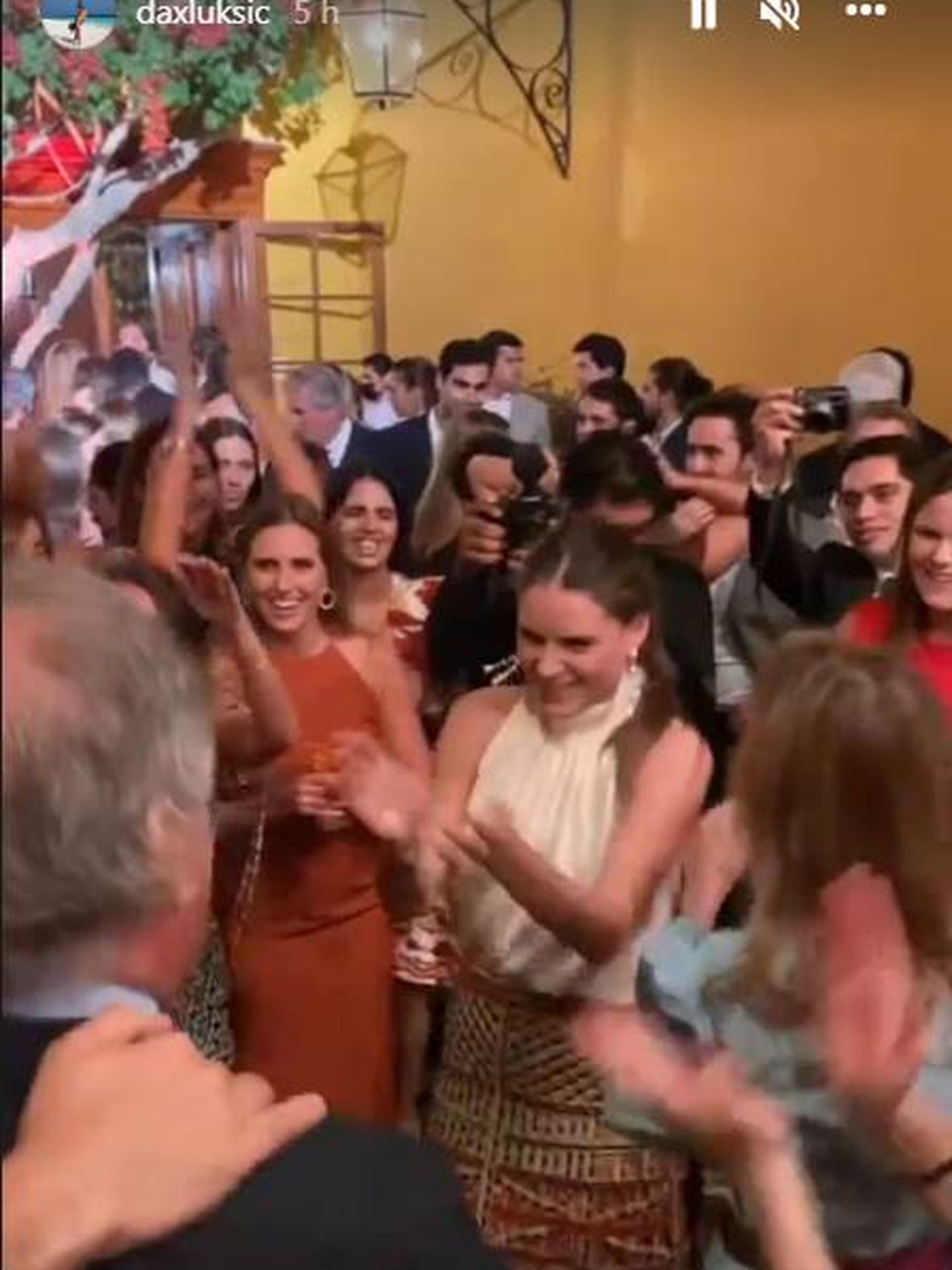 La novia bailando rodeada de sus invitados. (IG)