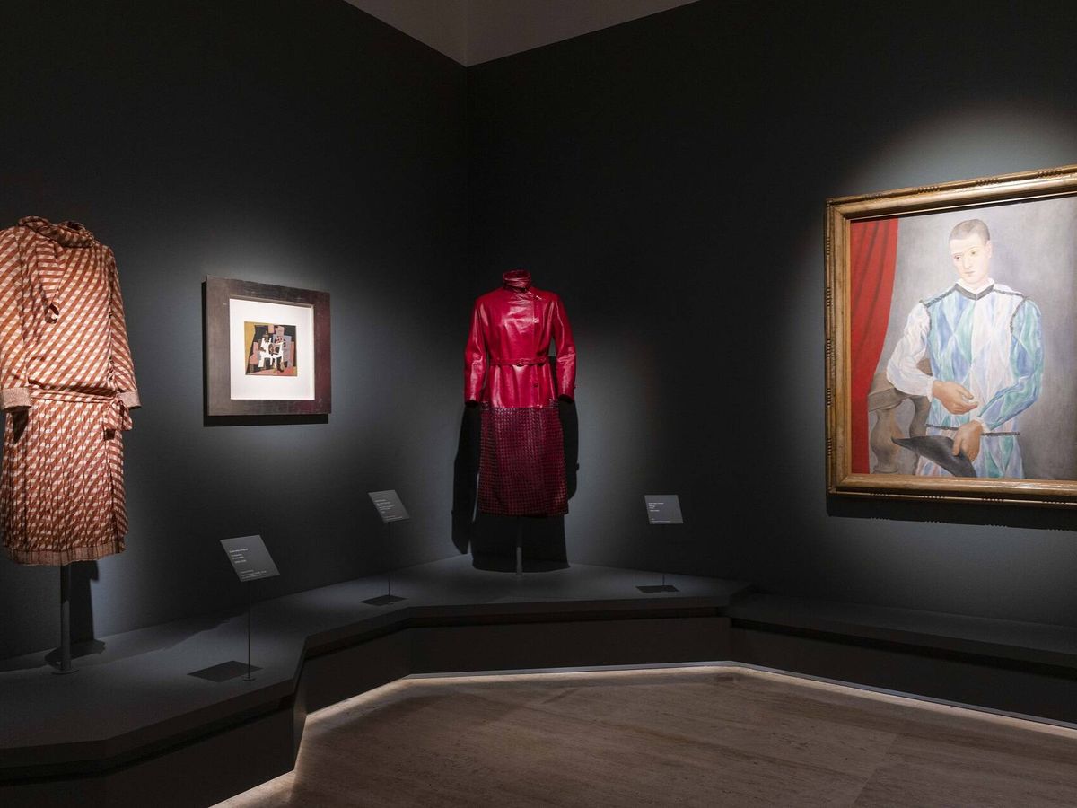 Foto: Detalle de la exposición con los vestidos de Chanel y el Arlequín de Picasso (MUSEO THYSSEN)