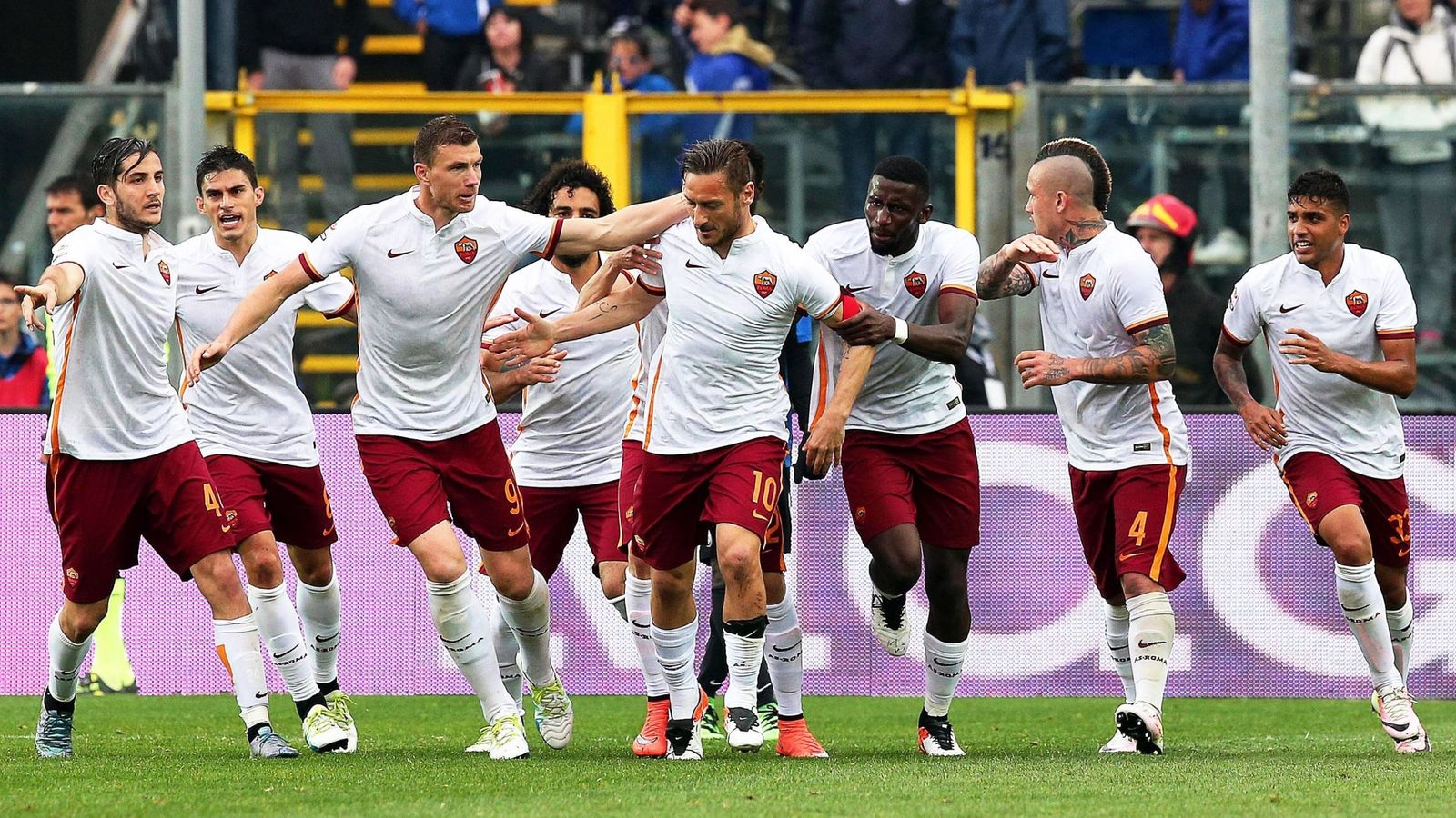 Foto: Los jugadores de la Roma celebran el 3-3 de Totti en Bérgamo. (EFE)