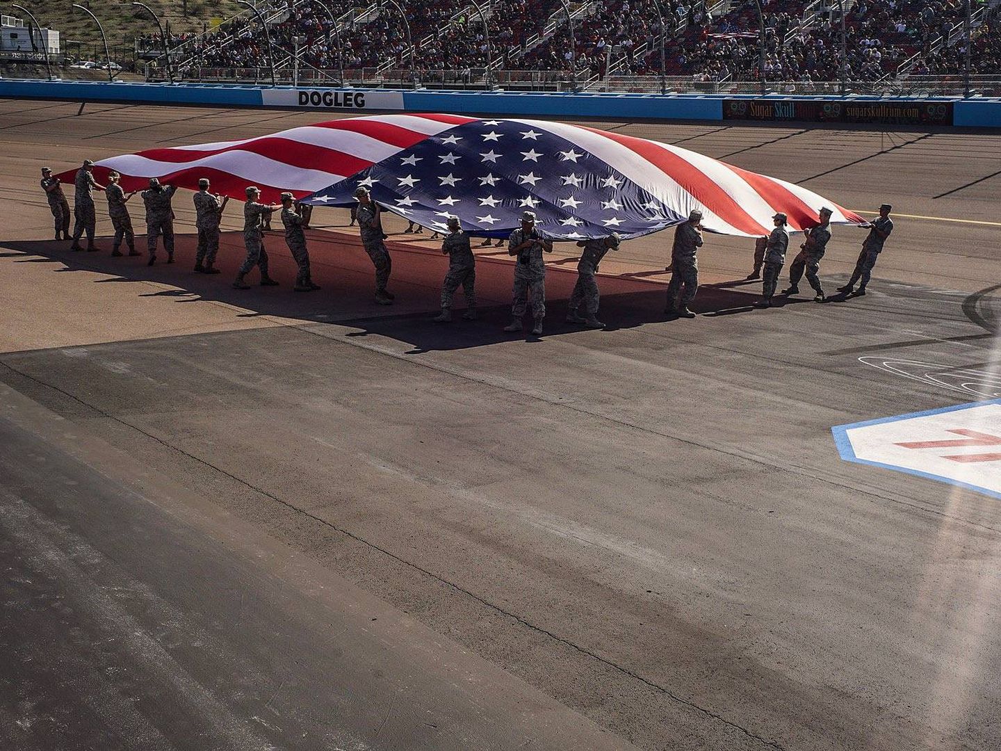 Mlitares estadounidenses recorren el circuito con una bandera. (G. Cervera)