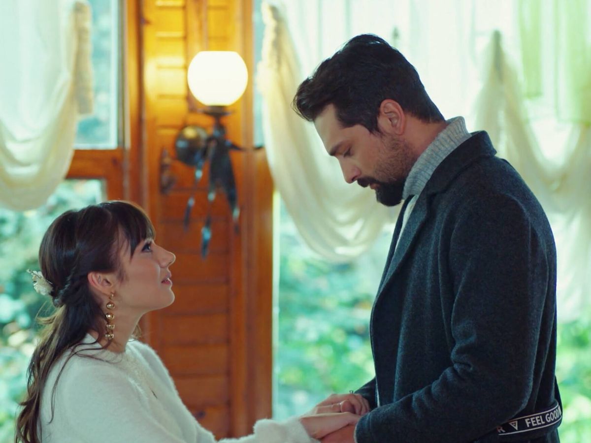 Foto: Zeynep y Alihan, minutos antes del drama absoluto en el episodio de este viernes de 'Pecado original'. (Atresmedia)
