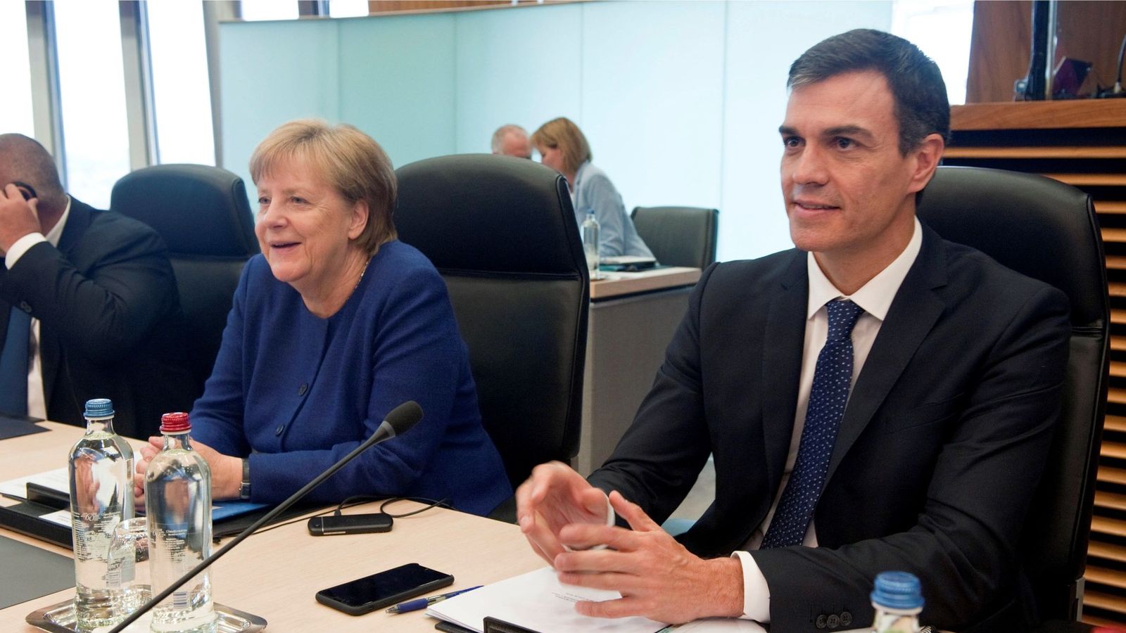 Foto: El presidente del gobierno Pedro Sánchez (d), y la canciller alemana Ángela Merkel, durante la Cumbre de Trabajo informal sobre inmigración y asilo. (EFE)