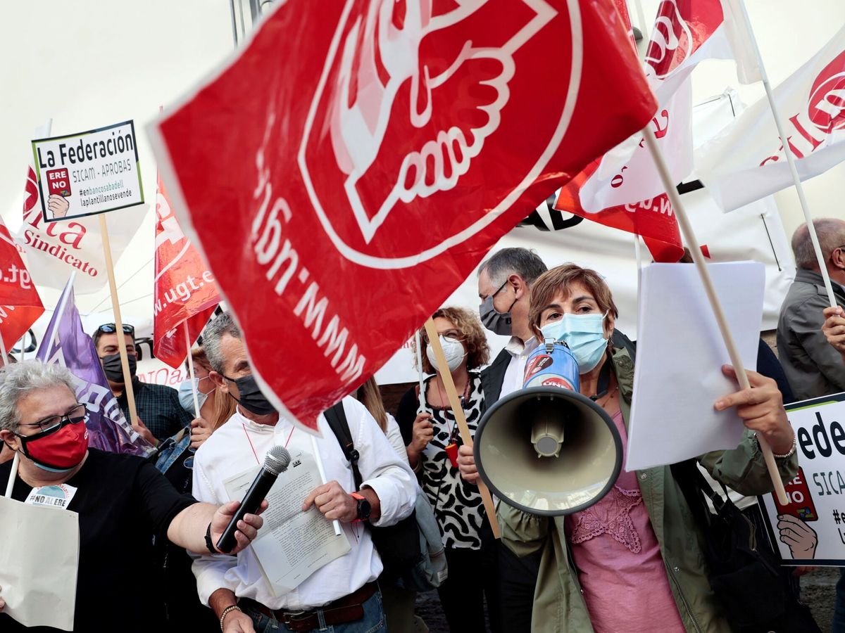 Foto: Protestas de trabajadores de Banco Sabadell. (EFE)