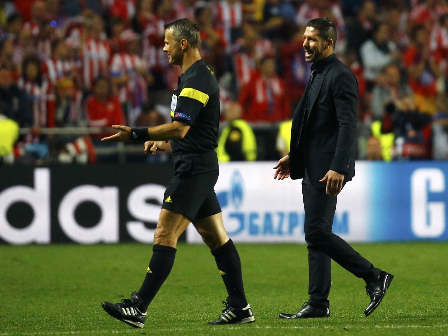 Kuipers, seguido por Simeone, en la final de la Champions que Atlético y Real Madrid disputaron en Lisboa. (Reuters)