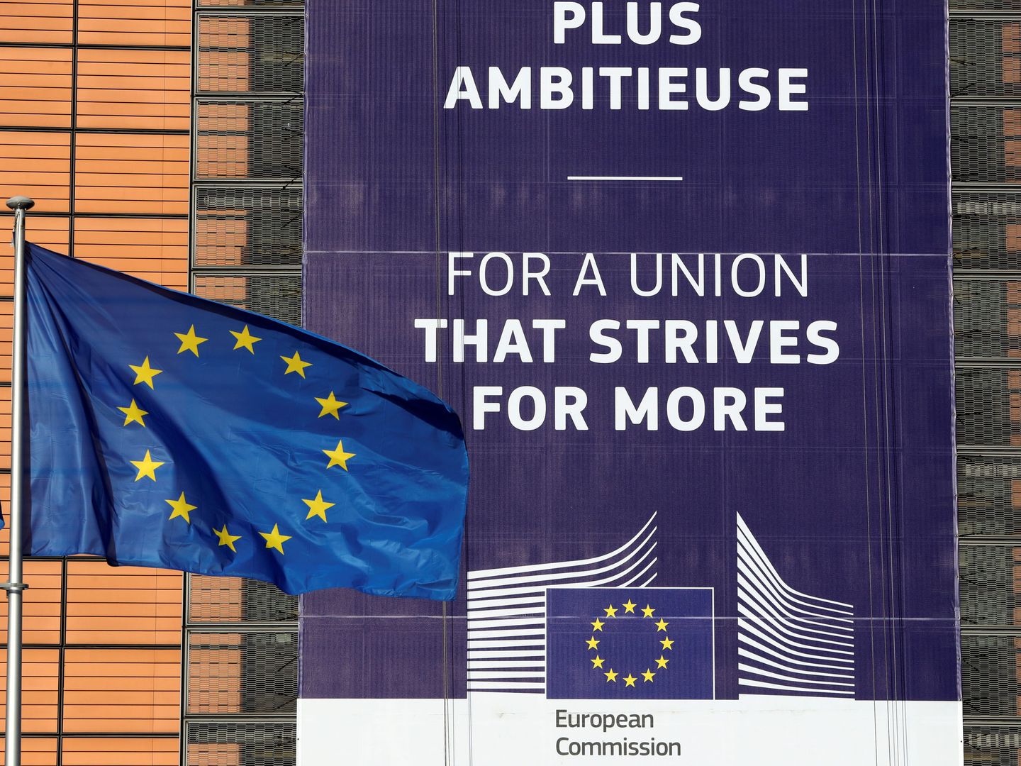 Bandera europea ante la sede del Ejecutivo comunitario. (Reuters)