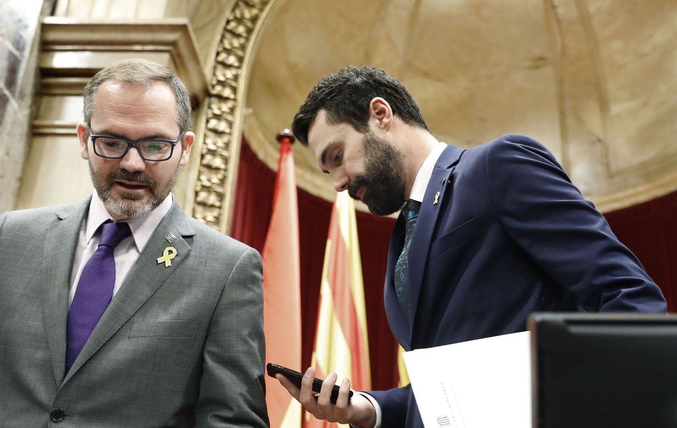 El presidente del Parlament, Roger Torrent (d), y el vicepresidente primero, Josep Costa. (EFE)