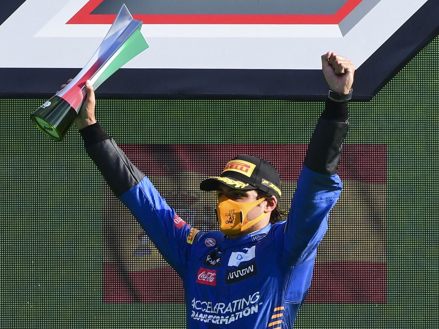 Carlos Sainz celebra su segundo puesto en Monza. (EFE)
