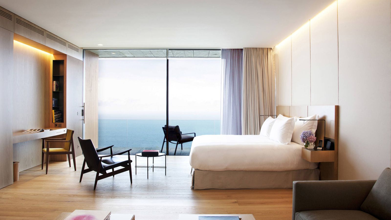 Foto: Una habitación del hotel Akelarre y el mar.