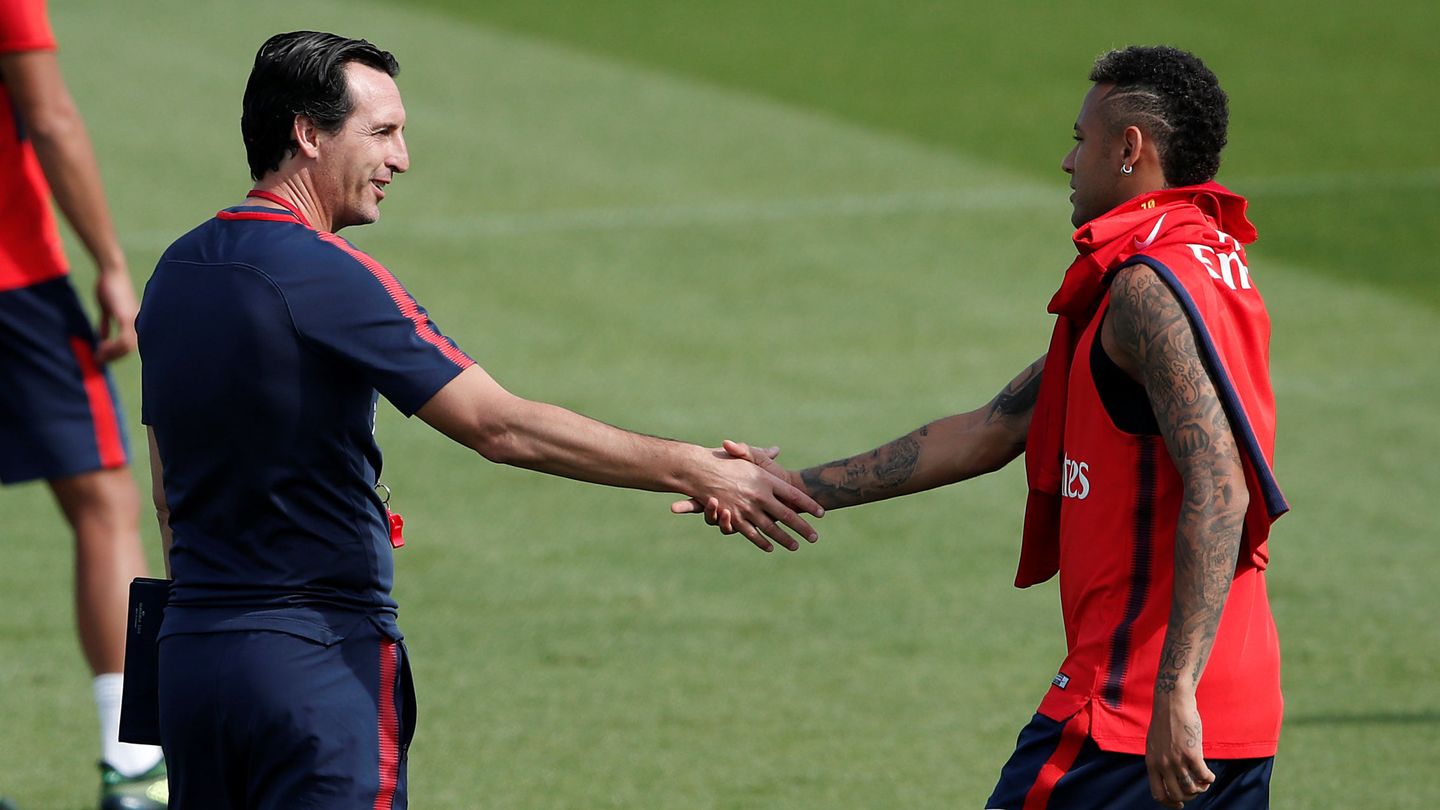 Neymar saluda a Unai Emery en un entrenamiento del PSG. (Reuters)