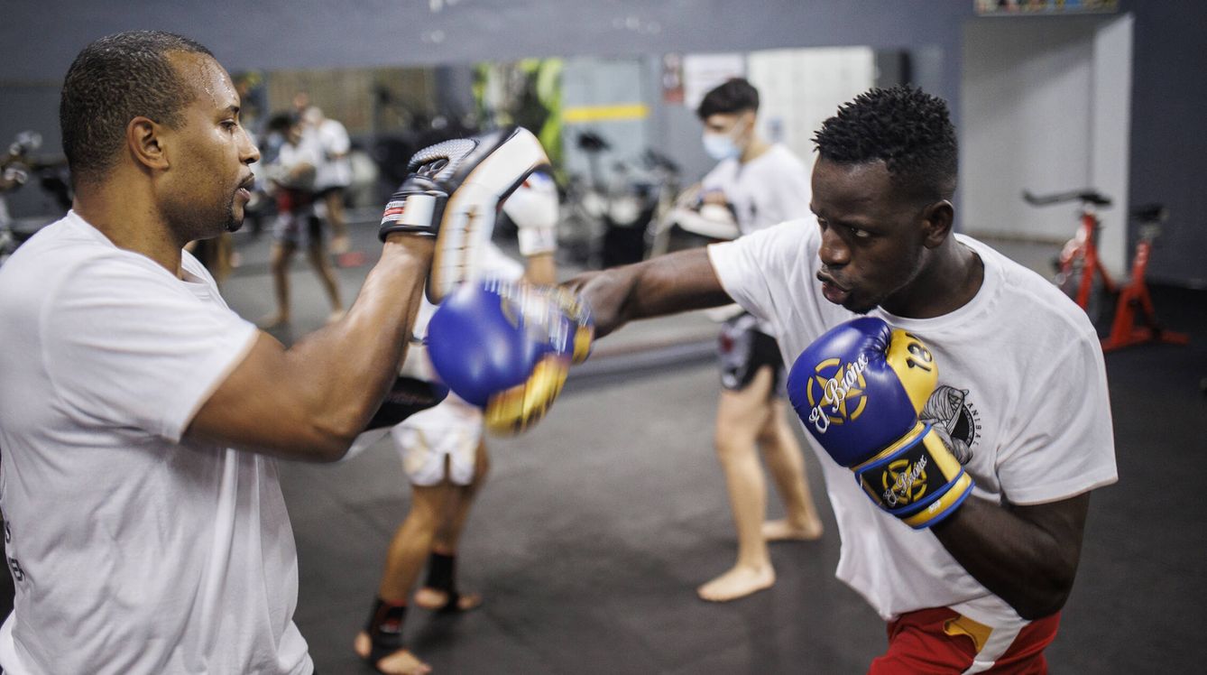 Ousmani entrenando con su preparador y amigo Richard Feliz (Anibal) en las instalaciones de la Escuela de Boxeo Arganda. (A. M. V.)