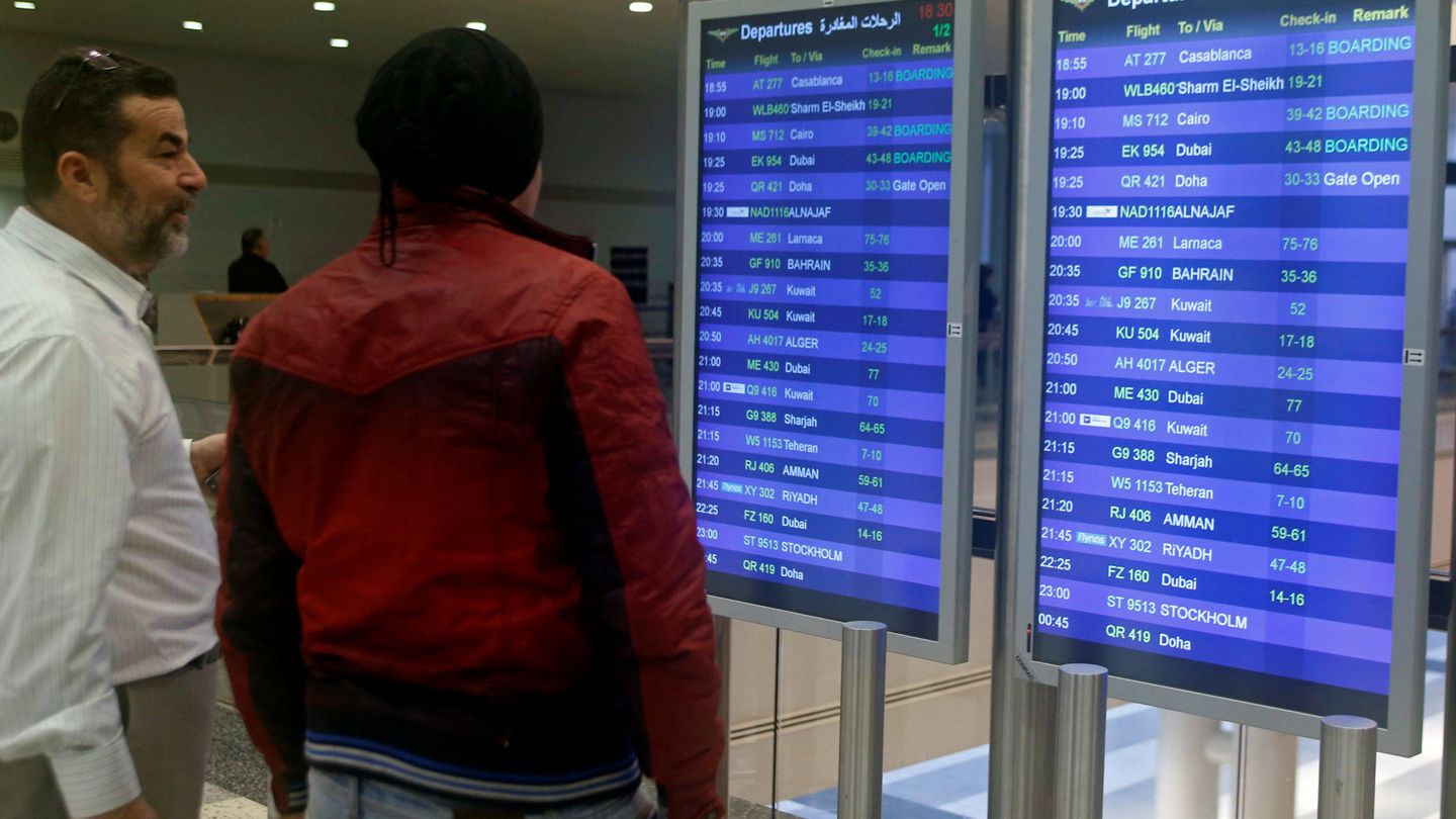 Varios pasajeros revisan la lista de vuelos en el aeropuerto internacional de Beirut, el 9 de noviembre de 2017. (Reuters)