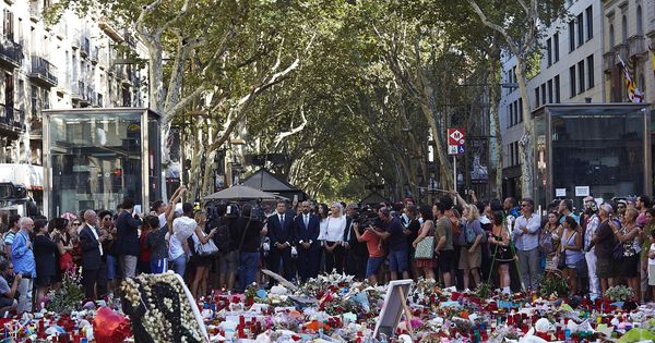 Foto: Flores y velas en La Rambla de Barcelona en recuerdo a las víctimas. (Efe) 