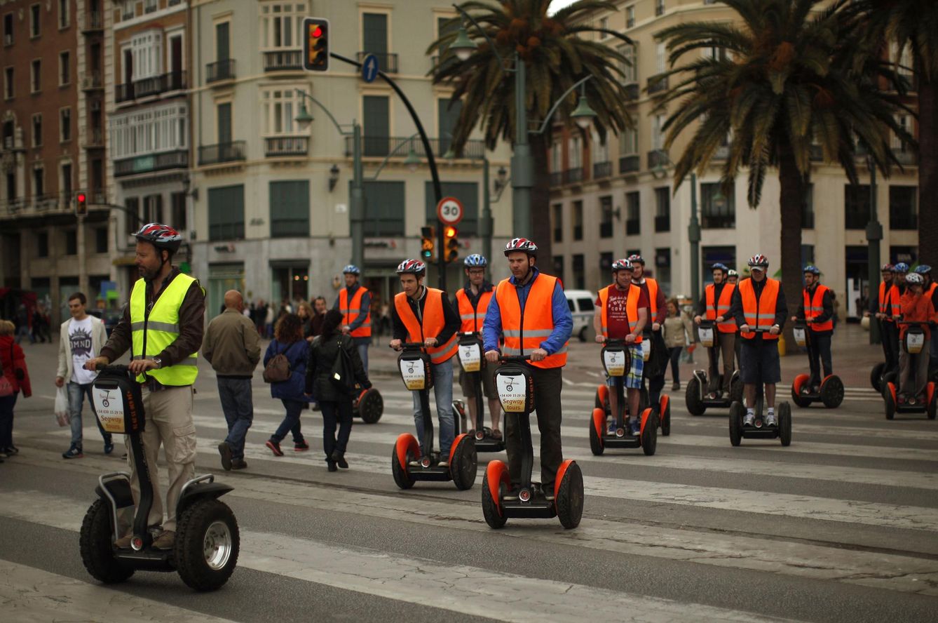 Un grupo de turistas recorre el centro de Málaga en 'segway'. (EFE)