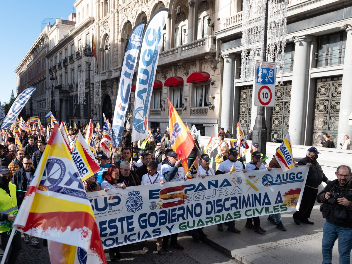 Foto: Manifestación  para pedir al Gobierno que "se siente" a negociar las condiciones de jubilación de los agentes. (EFE/Fernando Villar)