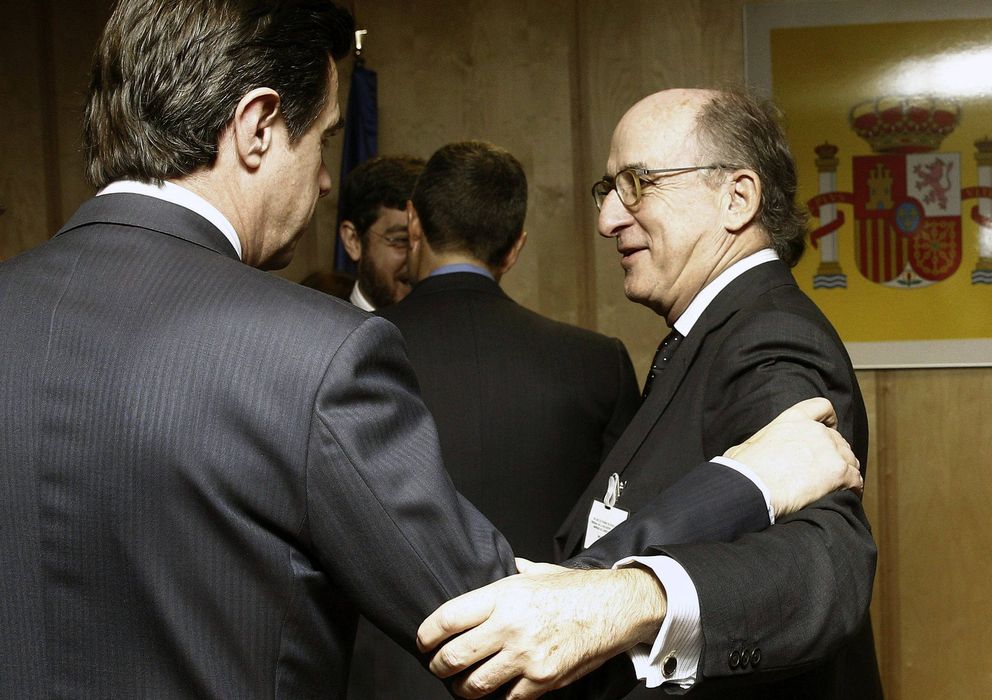 Foto: José Manuel Soria (i), conversa con el presidente de Repsol, Antonio Brufau (Efe)