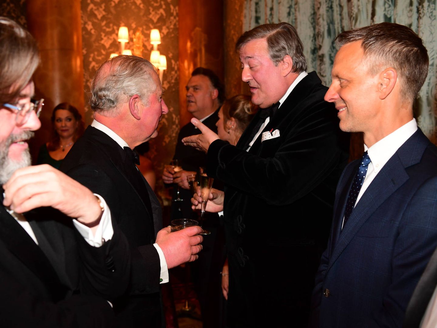 El príncipe saluda al director Stephen Fry. (Getty)