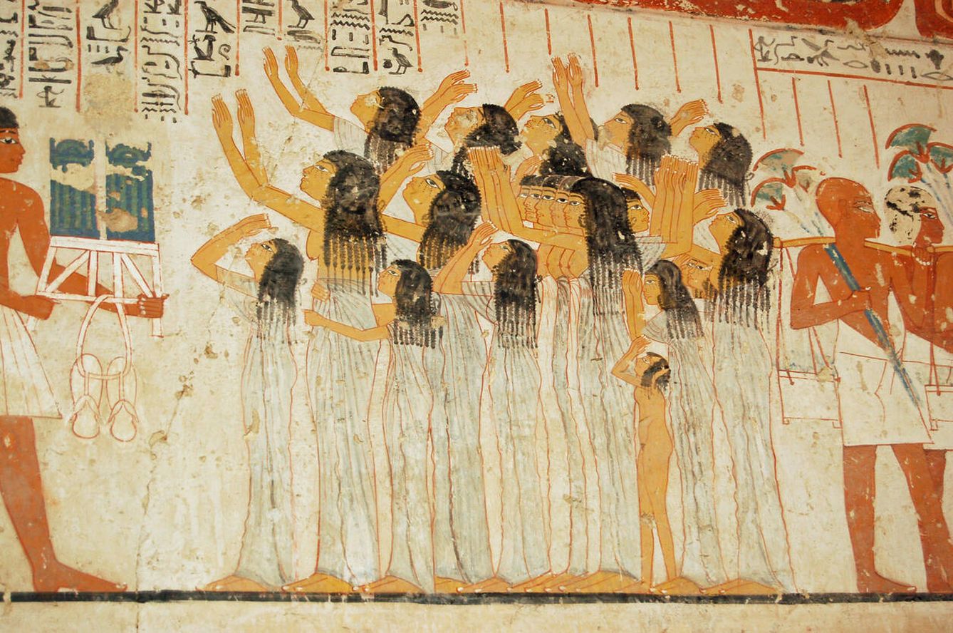 Mujeres llorando en un mural de la tumba de Ramose. Fuente: iStock