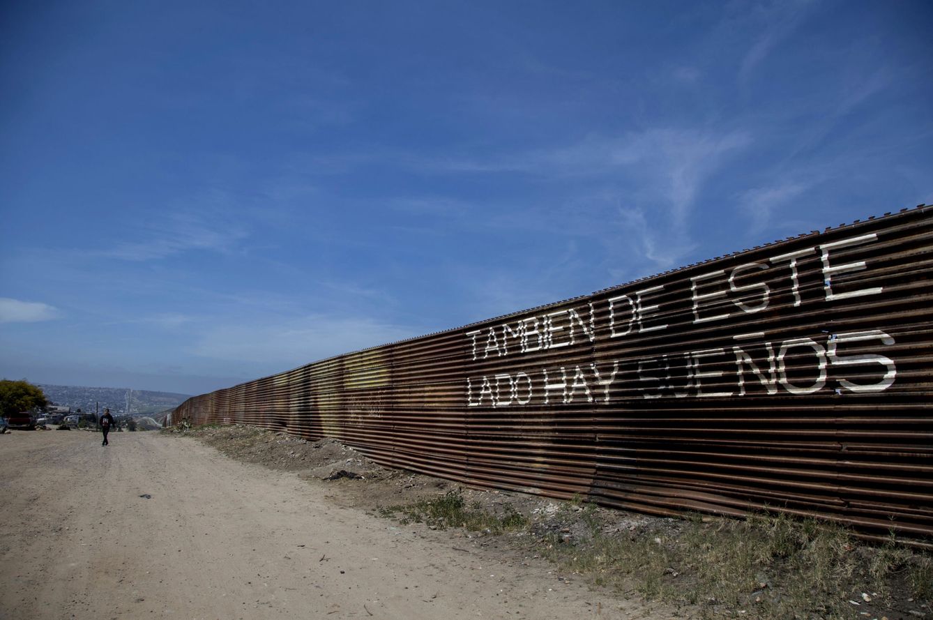 Vista de la valla que delimita el territorio mexicano y estadounidense hoy, en Tijuana, Baja California (México). (EFE)