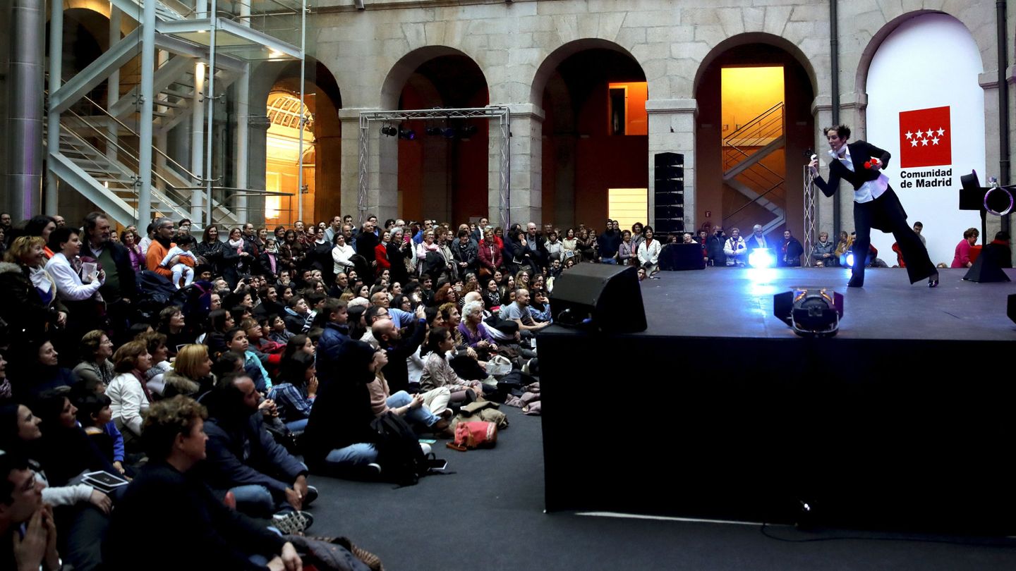 Actuación de Amelie Magia en la pasada edición de la Noche de los Teatros en la sede de la Comunidad de Madrid en la Puerta del Sol. (EFE)