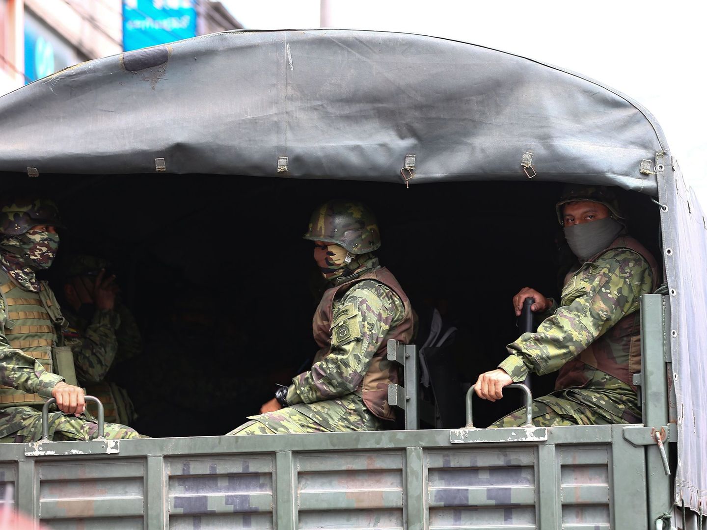 Militares y policías durante una protesta de comerciantes informales en Ecuador. (EFE)
