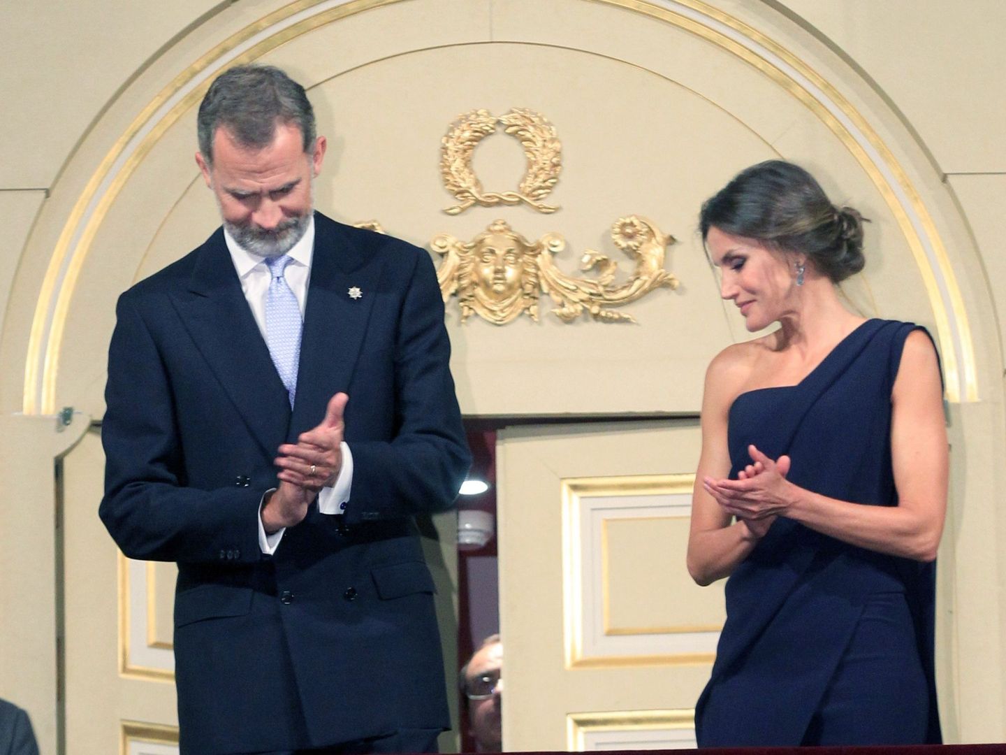 Los reyes Felipe y Letizia hace unos meses durante la inauguración de la temporada del Teatro Real. Ella con mono azul de Pedro del Hierro. (EFE)
