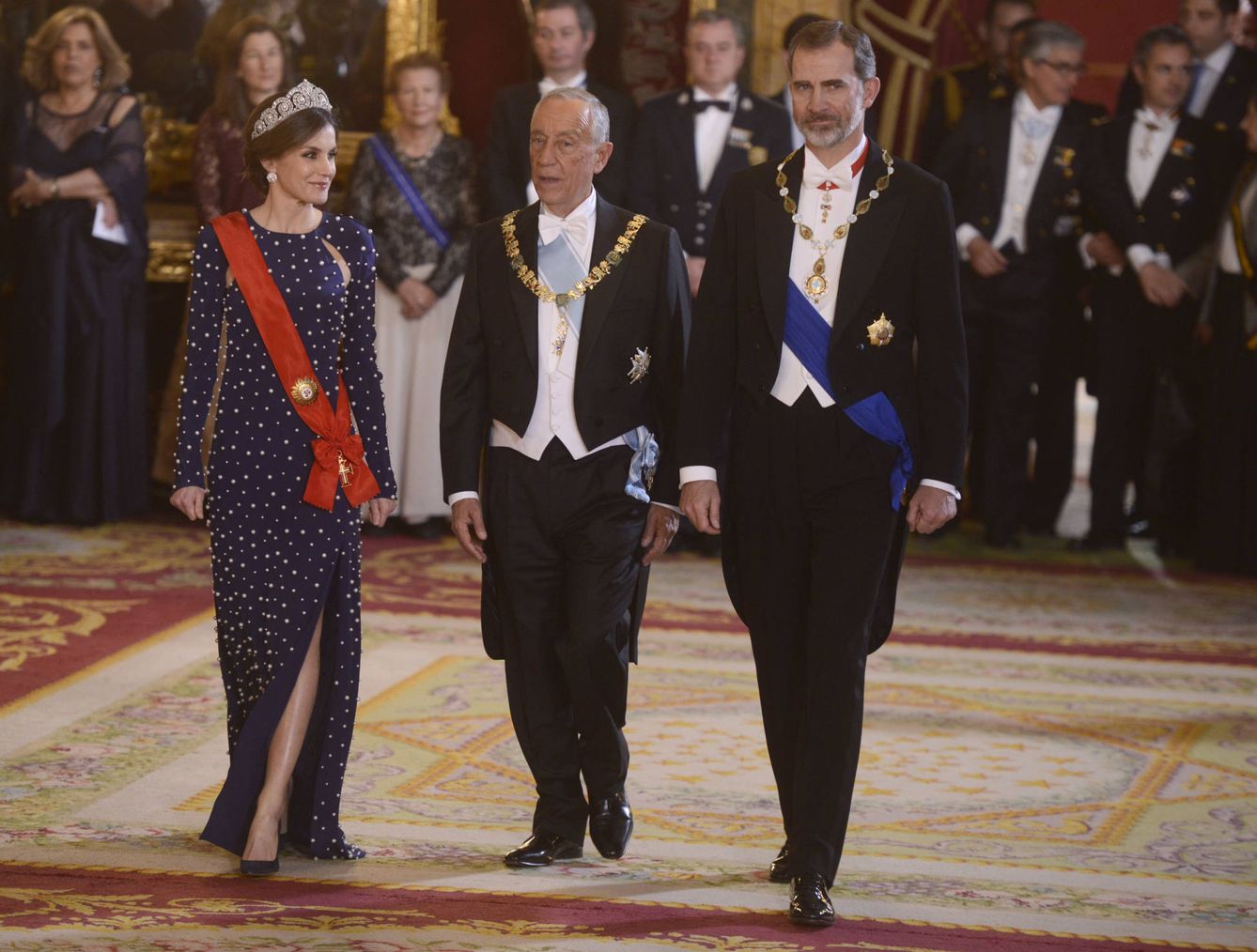 La reina junto a Marcelo Rebelo de Sousa y el rey Felipe VI. (Getty)
