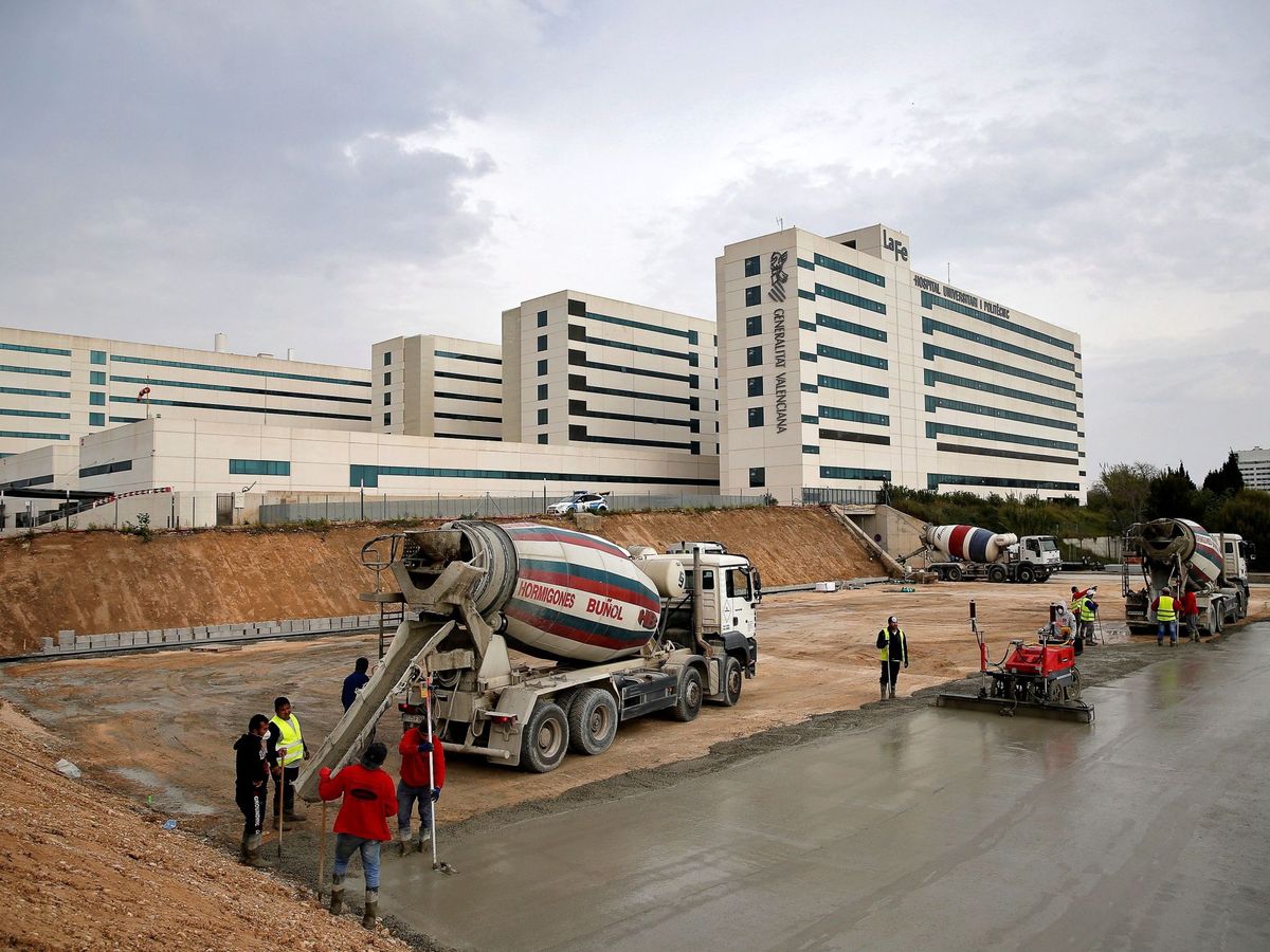 Foto: Obras junto al Hospital La Fe para el hospital de campaña en Valencia. (EFE)