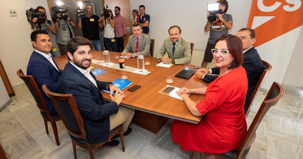 Foto: Reunión entre PP, Ciudadanos y Vox en Murcia. (EFE)