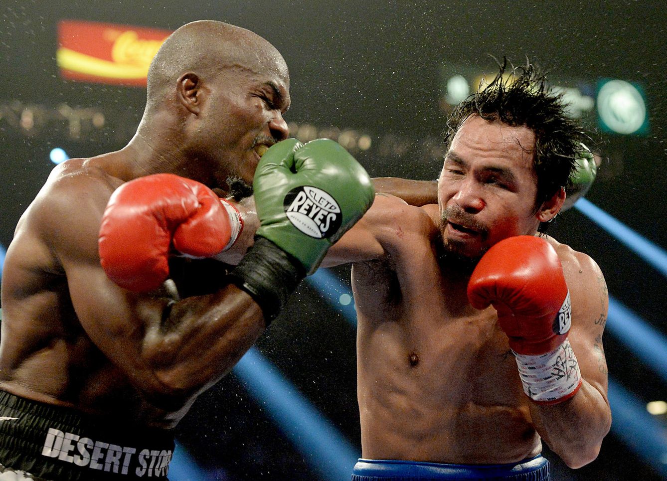 Pacquiao y Bradley, boxeando en Las Vegas en 2014 (Reuters)