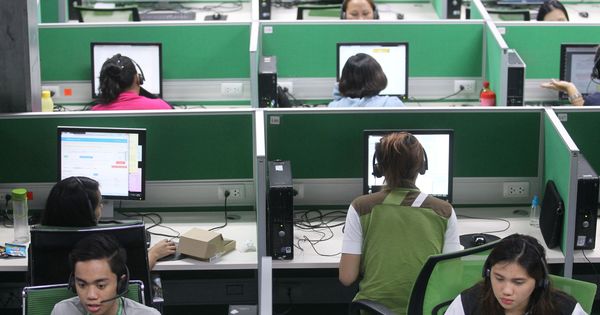 Foto: Trabajadores de un 'call center' de Filipinas: ¿serán ellos quienes te telefonean sin parar? (Reuters/Lean Daval Jr.)