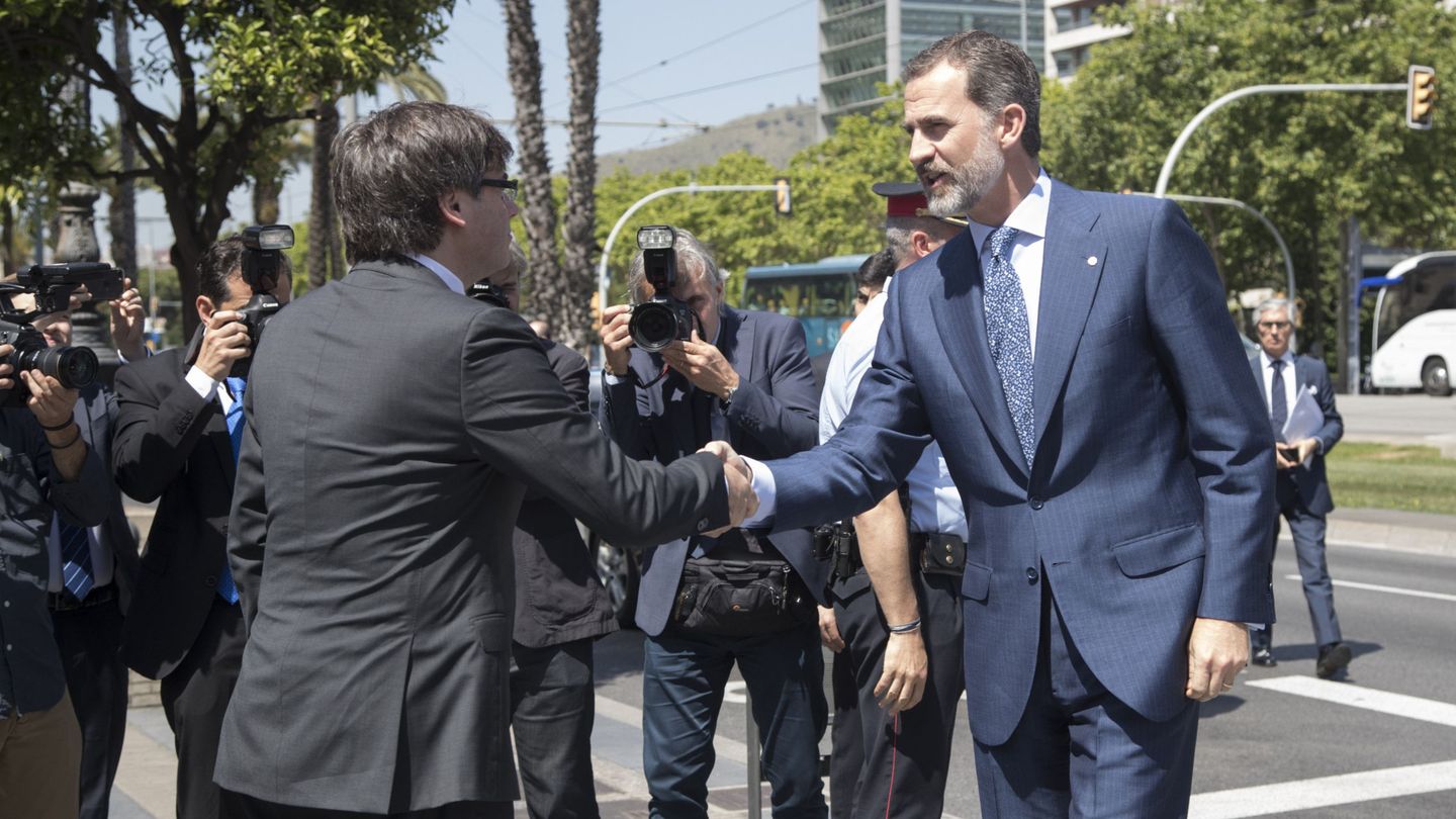 El rey Felipe VI saluda al presidente de la Generalitat, Carles Puigdemont. (EFE)