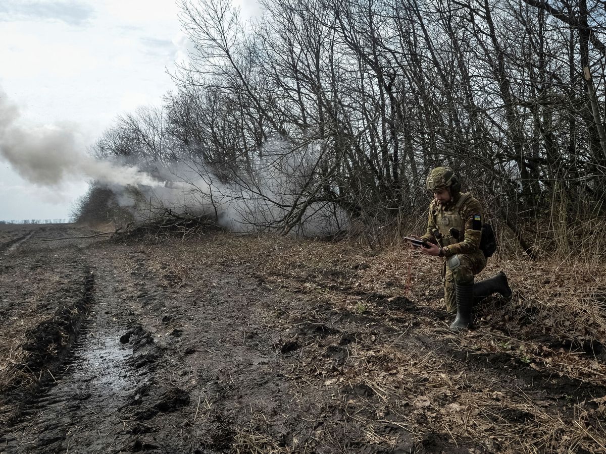Foto: Un soldado ucraniano, durante un ataque en el frente de Bajmut, el 7 de abril. (Reuters/Oleksandr Klymenko)