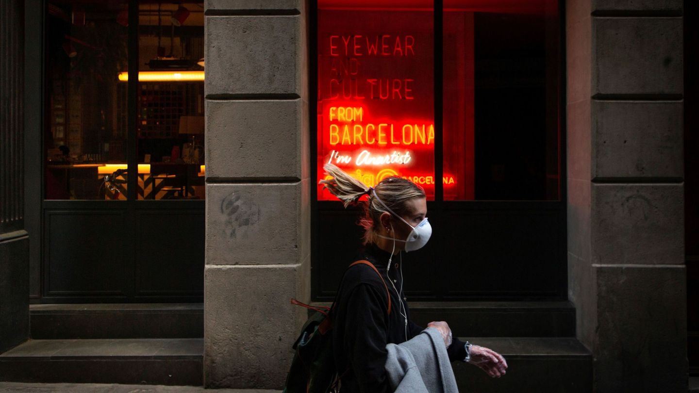 Un joven camina por una calle de Barcelona, este domingo. (EFE)