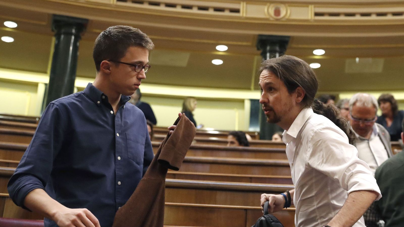 Foto: Errejón e Iglesias en la segunda jornada del debate de investidura. (Efe/Javier Lizón)