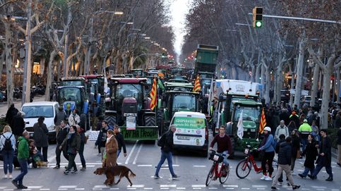 Los agricultores toman Barcelona y estallan contra la Generalitat a huevazos: Lo queremos todo