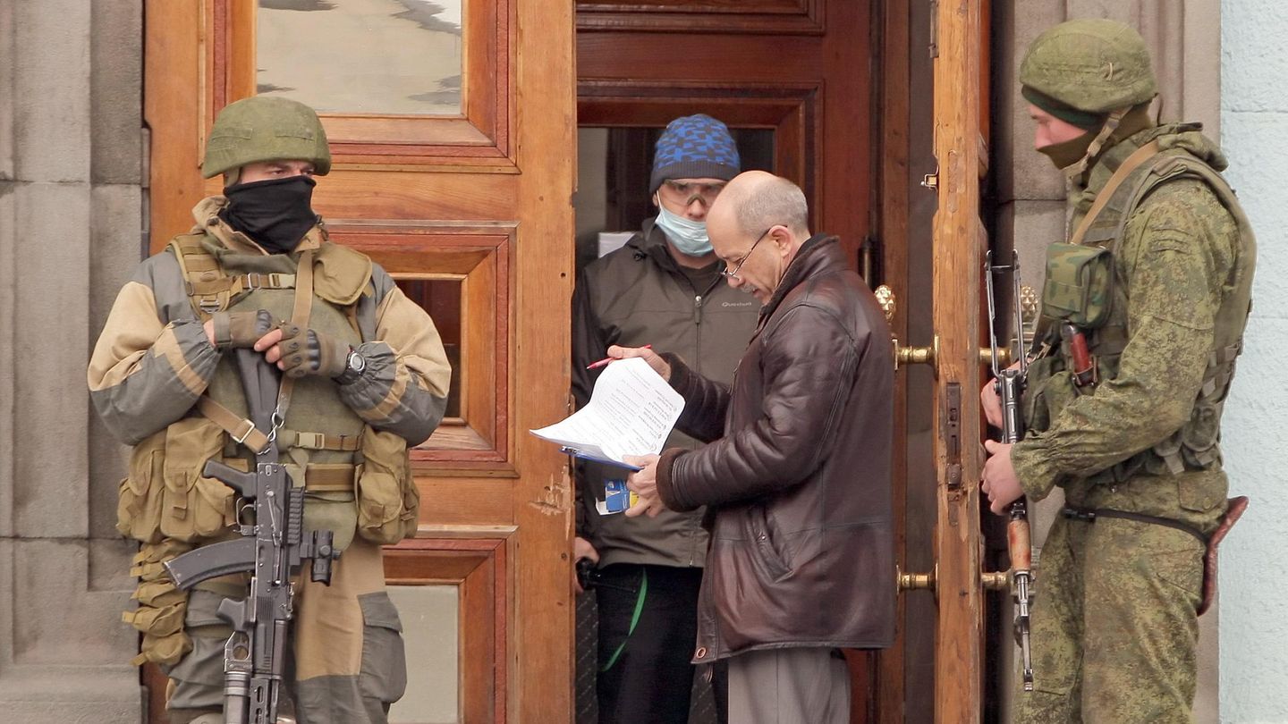 Hombres armados sin identificar realizan controles en el Parlamento de Crimea (Efe). 