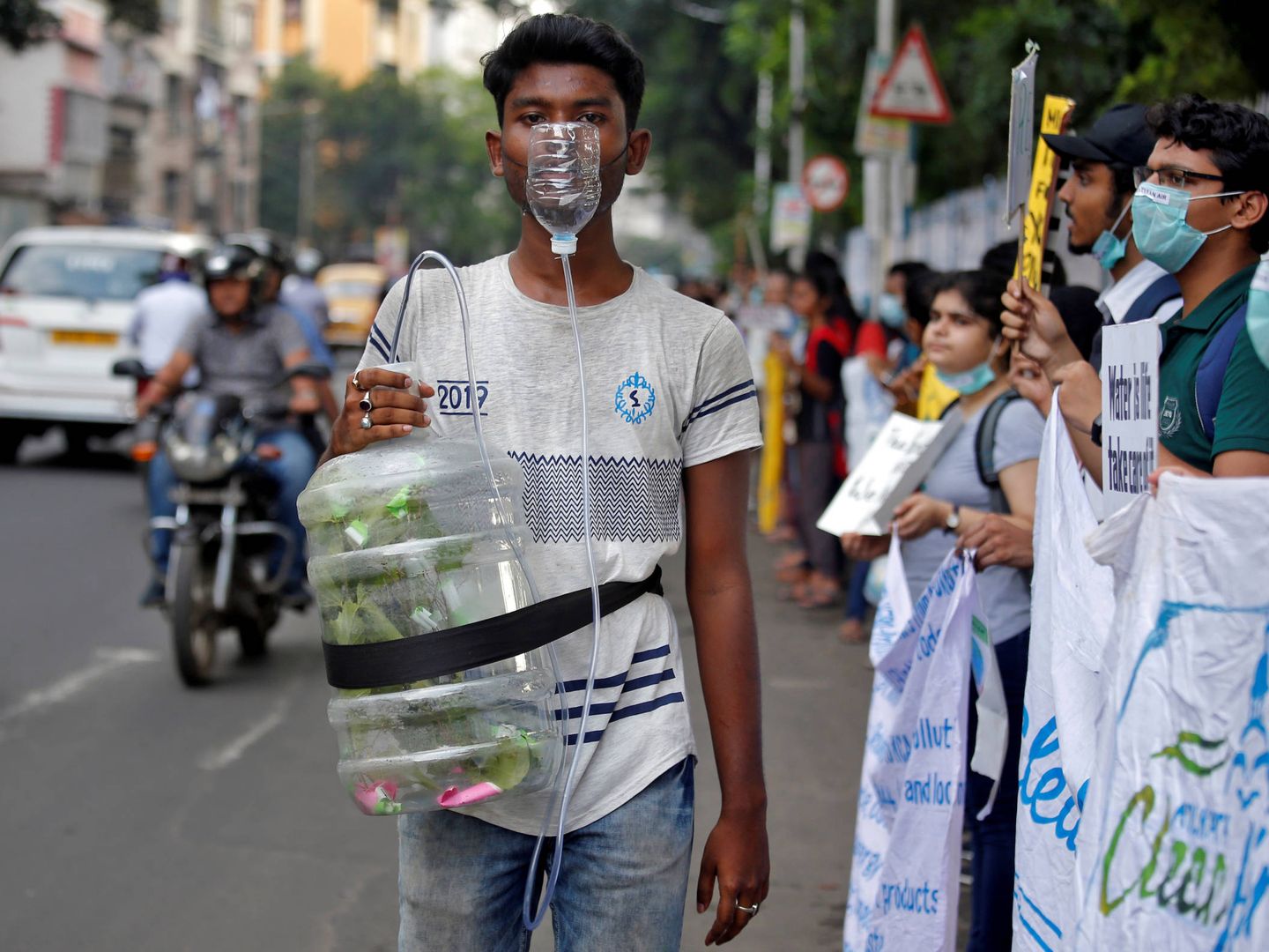 Jóvenes de Kolkata. (Reuters)